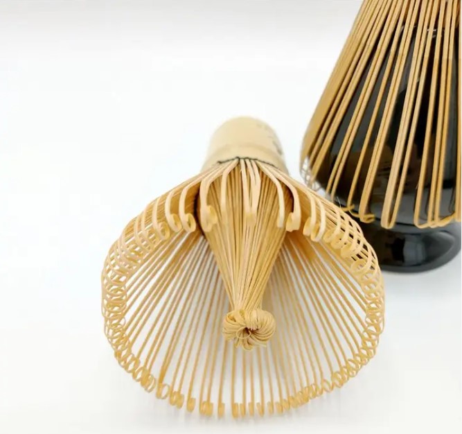 Primer plano de la cabeza de un batidor Chasen de bambú. Cientos de varillas finas y flexibles, esenciales para batir espuma en el matcha