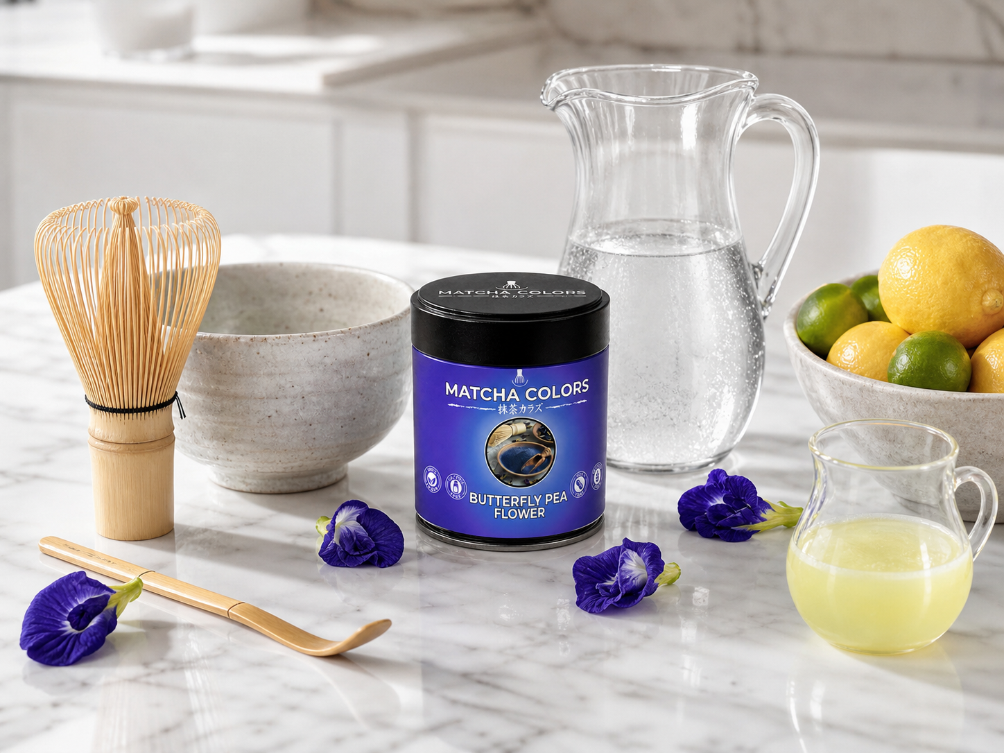 Bodegón de Butterfly Pea Flower: té azul, chasen de bambú, jarra y flores de Clitoria