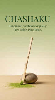 Poster vertical del chashaku de bambu de Matcha Colors apoyado en una piedra con polvo de matcha y el lema Pure Color Pure Taste - campaña IA
