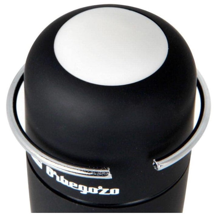 Primer plano del botón superior de encendido del batidor de leche eléctrico Orbegozo. Detalle del diseño en negro mate con círculo blanco.