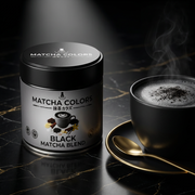 Lata de Black Matcha Blend sobre mármol negro junto a un latte negro con detalles dorados en clave baja - campaña IA