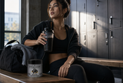 Persona con ropa deportiva sosteniendo un batido negro en el banco de un vestuario, con la lata de Black Matcha Blend al lado - campaña IA
