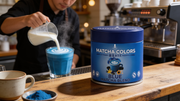 Blue Matcha Blend en cafetería de especialidad: barista vertiendo leche en un latte azul junto a la lata - campaña HORECA IA