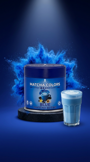 Story vertical de Blue Matcha Blend: lata con remolino de polvo azul eléctrico y latte, fondo azul marino - campaña IA