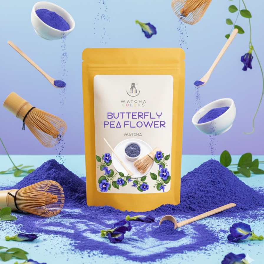 Bolsa de Butterfly Pea Flower Matcha (Té Azul) puro 100%. Polvo azul rodeado de batidores Chasen. Ideal para lattes y bebidas sin cafeína.