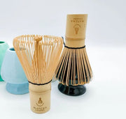 Tres chasen de bambú con soportes de cerámica de colores