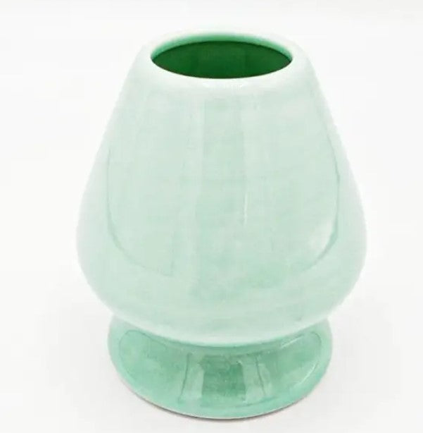 Soporte Chasen Kusé de cerámica para batidor de matcha. Color verde menta. Accesorio esencial para secar y preservar la forma del chasen.
