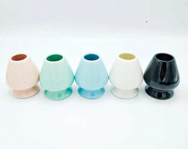 Soportes Chasen Kusé de cerámica en fila. Colores pastel (rosa, menta, azul) más blanco y negro. Para secar y preservar el batidor de matcha.