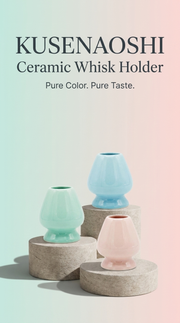 Poster vertical Kusenaoshi con tres soportes de ceramica pastel de Matcha Colors sobre plintos de piedra - campaña IA