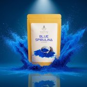 Hero de campaña de Espirulina Azul: doypack con explosión de color sobre fondo de marca - imagen firma IA