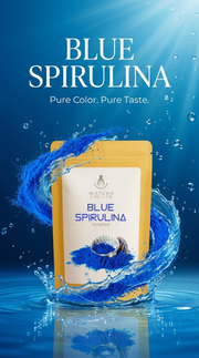 Póster vertical de Blue Spirulina con remolino de polvo azul y agua y el lema Pure Color. Pure Taste. - campaña IA