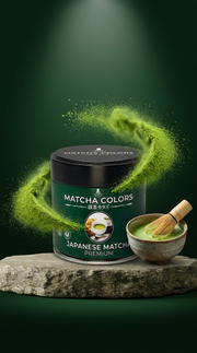 Story vertical de Japanese Matcha Premium: lata con remolino de polvo verde y cuenco con chasen, fondo verde bosque - campaña IA