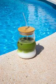 Latte frío de matcha japonés junto a la piscina en verano