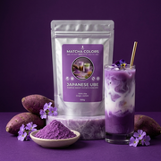 Campaña de lanzamiento de Japanese Ube: doypack de Matcha Colors con latte helado de ube, boniatos morados, polvo y flores sobre fondo morado - imagen editorial IA
