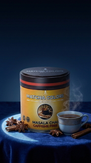 Póster vertical de Masala Chai Caffeine Free de Matcha Colors sobre terciopelo azul nocturno con taza de chai y especias - campaña IA