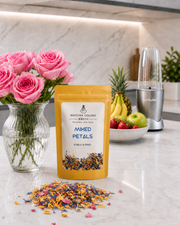 Doypack de pétalos comestibles con ramo de rosas y frutas en la cocina