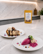 Postres emplatados decorados con pétalos comestibles junto al doypack