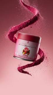 Póster vertical con un remolino de polvo rosa alrededor de la lata de Pink Matcha Blend de Matcha Colors - campaña IA