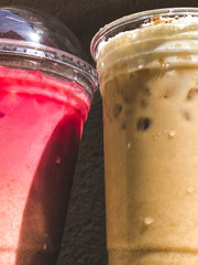 Granizado rosa y latte de chai helado para llevar #pink-matcha-blend #masala-chai-blend #masala-chai-caffeine-free #vanilla-chai-blend