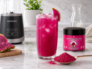 Batido rosa de pitaya con licuadora y lata de Matcha Colors en mármol
