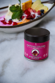 Lata de Pink Pitaya con smoothie bowl rosa decorado con fruta