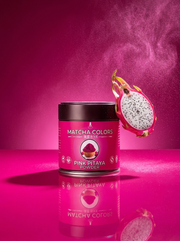 Hero editorial en rosa fucsia de la lata Pink Pitaya Powder con pitaya cortada y bruma de polvo rosa en estudio brillante - campaña IA