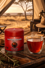 Lata de Rooibos Premium con té rojo en una tienda de safari con la sabana africana de fondo