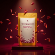 Doypack de Rose Petals de Matcha Colors sobre pedestal granate con petalos de rosa flotando en un estudio rojo intenso - campaña IA