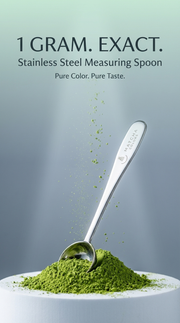 Poster vertical 1 Gram Exact de la cuchara medidora de acero de Matcha Colors clavada en un monton de matcha - campaña IA