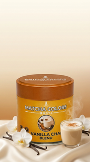 Póster vertical de Vanilla Chai Blend de Matcha Colors sobre seda crema con orquídeas, vainas de vainilla y chai latte - campaña IA