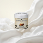 Lata de White Matcha Blend flotando entre suaves ondas de tela blanca como nubes - campaña IA