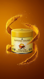 Póster vertical con un remolino de polvo dorado alrededor de la lata de Yellow Matcha Blend de Matcha Colors - campaña IA