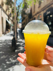 Granizado amarillo de Yellow Matcha Blend para llevar en la calle al sol #yellow-matcha-blend